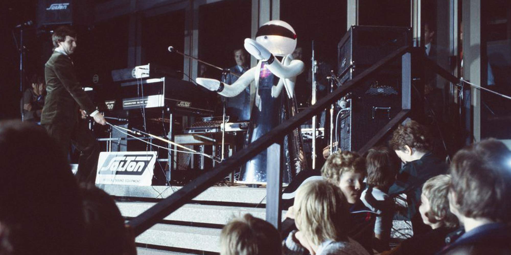 <strong>1979:</strong> Der eigens aus den USA eingeflogene Roboter SPA 12 hält am 18. September 1979 die Eröffnungsrede zum allerersten Ars Electronica Festival.