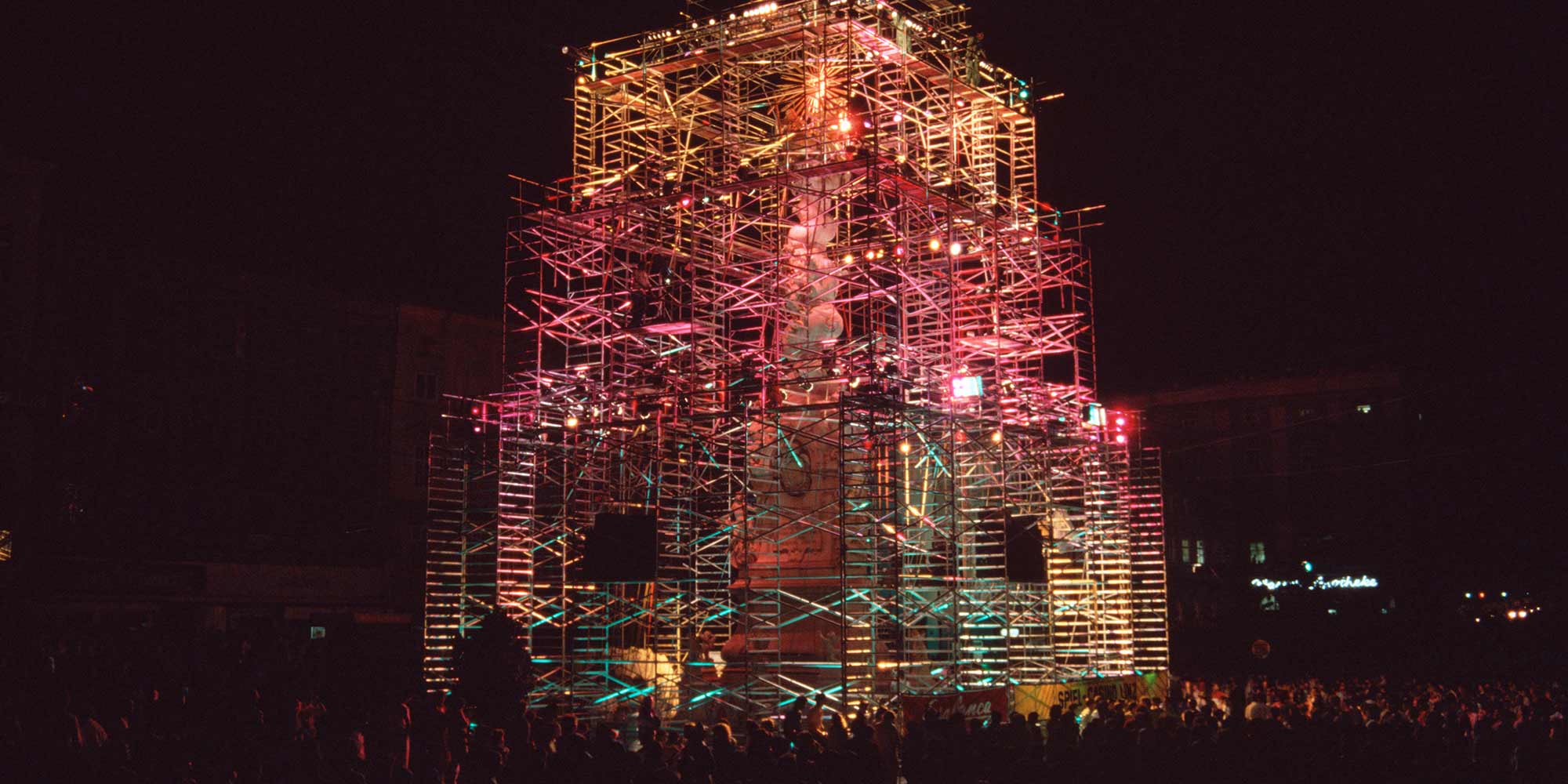 <strong>1986:</strong> The "Aurora Elettronica" transforms the main square in Linz into a scenario of light, projections and electronic sound vortices.