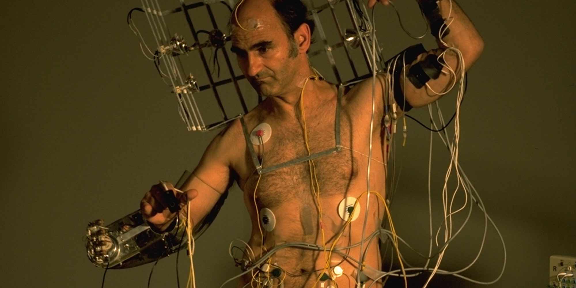 <strong>1992:</strong> „The human body is obsolete“ meint Stelarc und lässt bei seinen Performances Körper und Technologie verschmelzen.