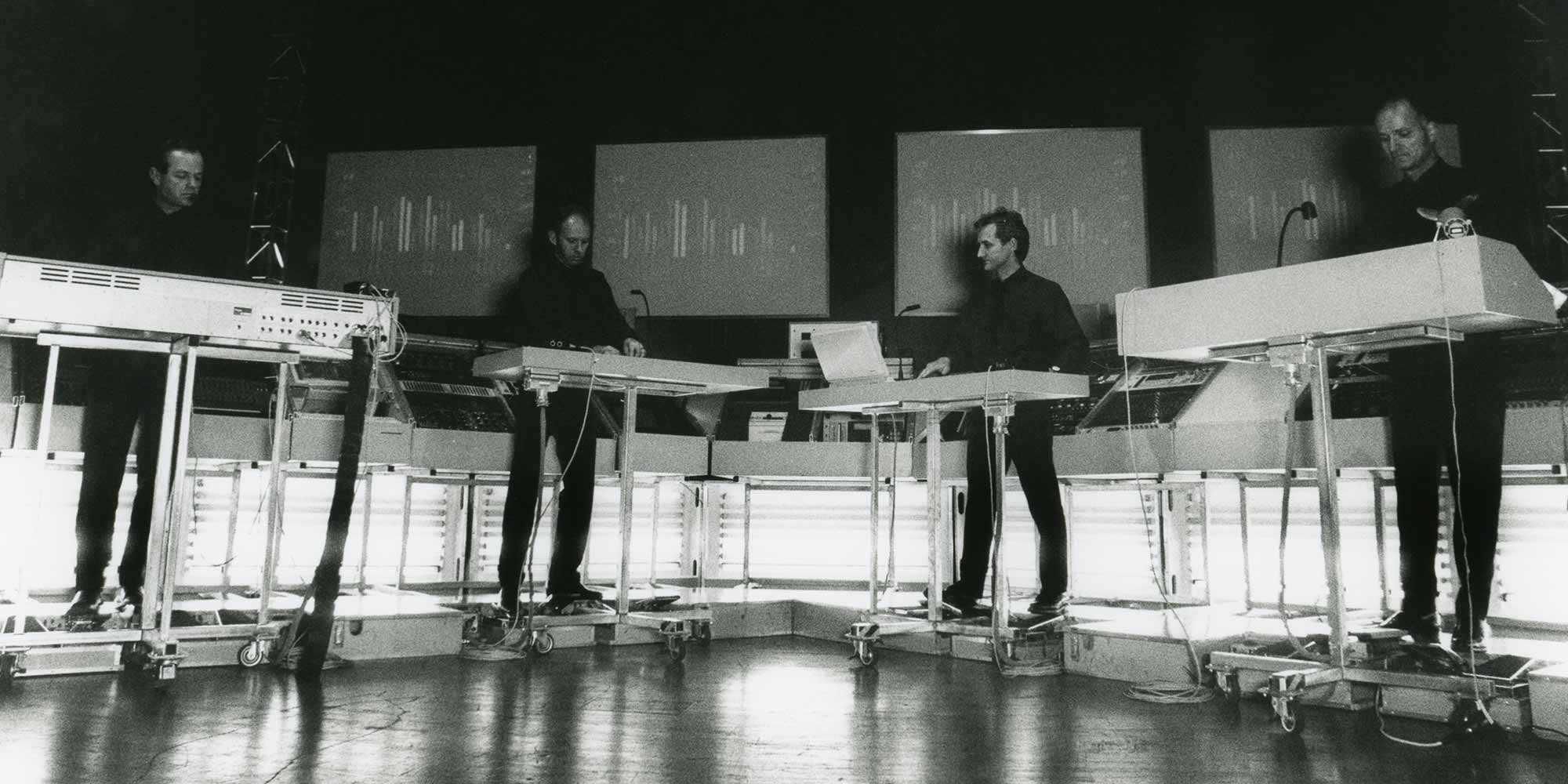 <strong>1993:</strong>„Wir sind auf alles programmiert und was du willst, wird ausgeführt: Wir sind die Roboter.“ Kraftwerk performen bei der Ars Electronica.