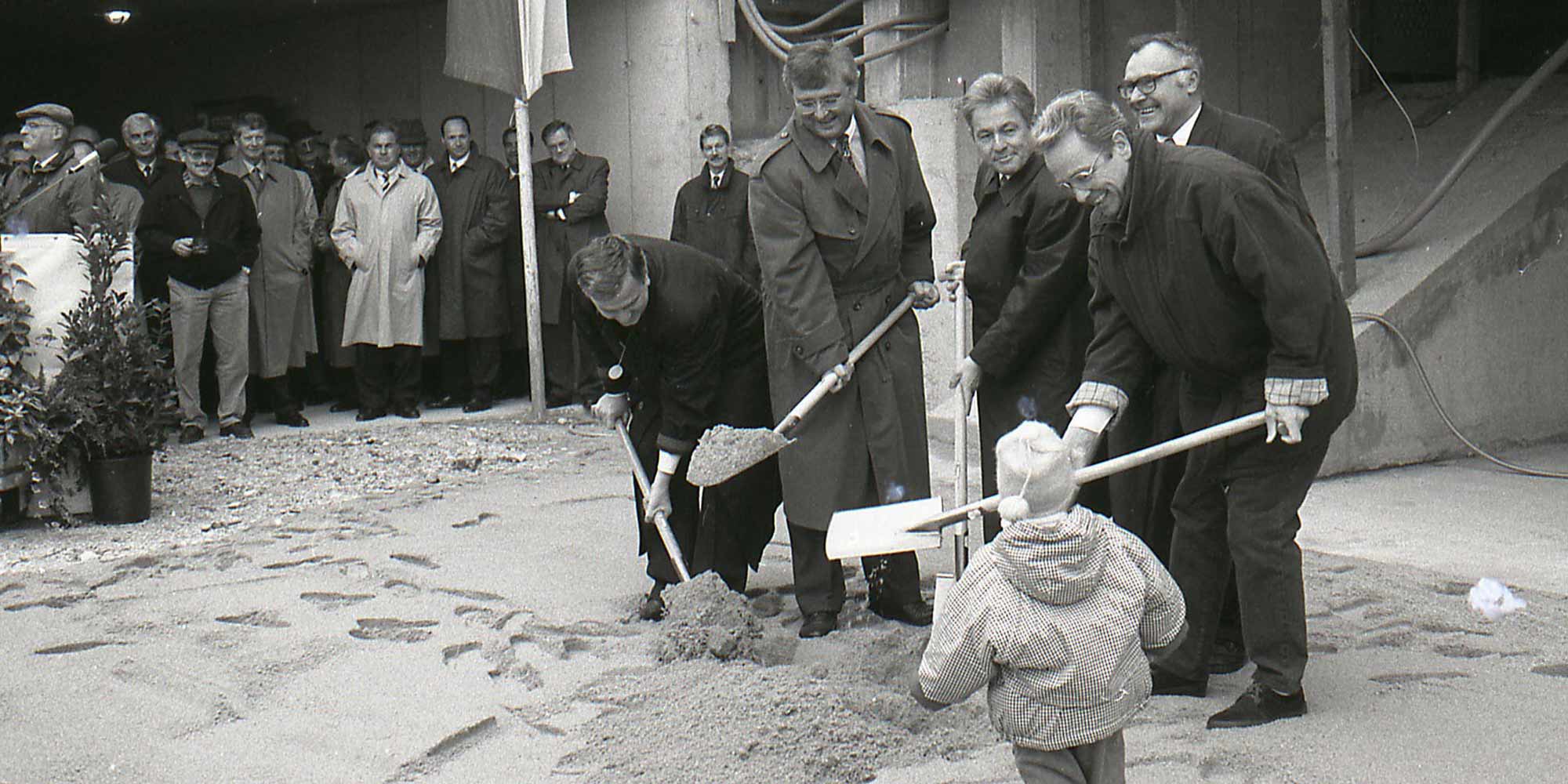 <strong>1994:</strong> Ground-breaking ceremony: Construction work begins on the first Ars Electronica Center in 1994.