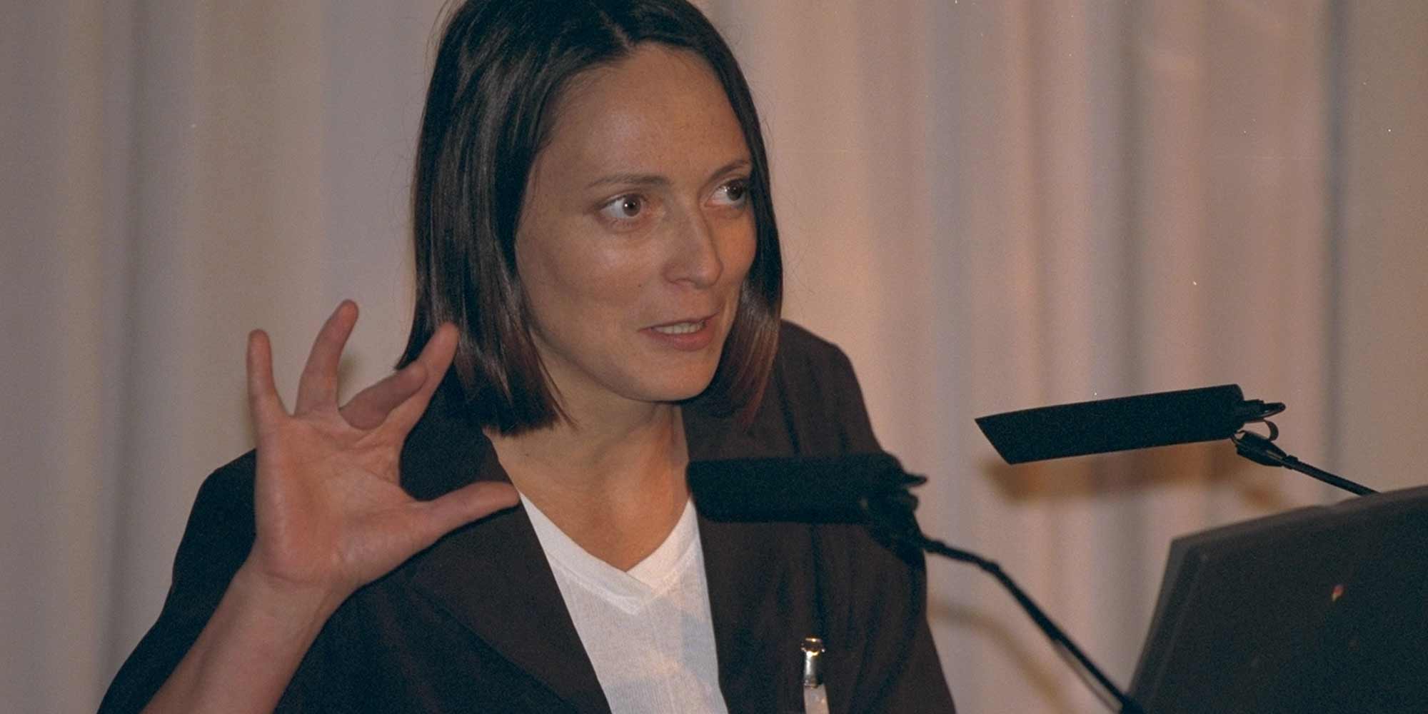 <strong>1997:</strong> Founded the "Fluid Interfaces Group" at MIT Media Lab, was elected among the "100 people for the new century" (Newsweek), the "top 50 technological pioneers of the high-tech world" (TIME Digital) and "Global Leader for Tomorrow" (World Economic Forum). Pattie Maes at the Ars Electronica in Linz.