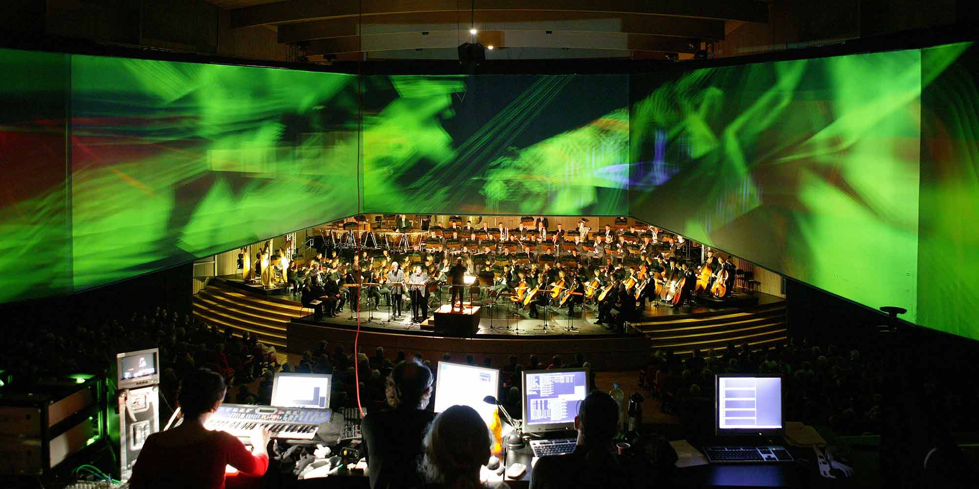 <strong>2004:</strong> Neue Wege der Inszenierung: Mittels stereoskopischer Projektionen wird der Konzertsaal zum riesigen Panorama aus Farben und Formen.