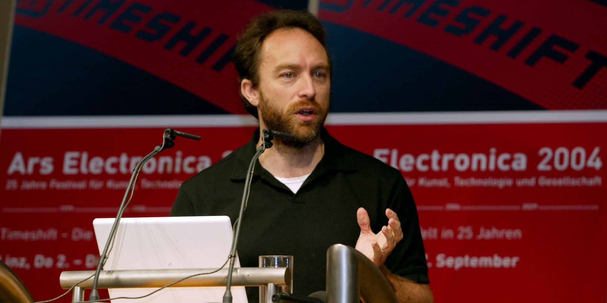 <strong>2004:</strong> Jimmy Wales was awarded the Golden Nica of the Prix Ars Electronica for the online encyclopedia Wikipedia, which he co-founded.