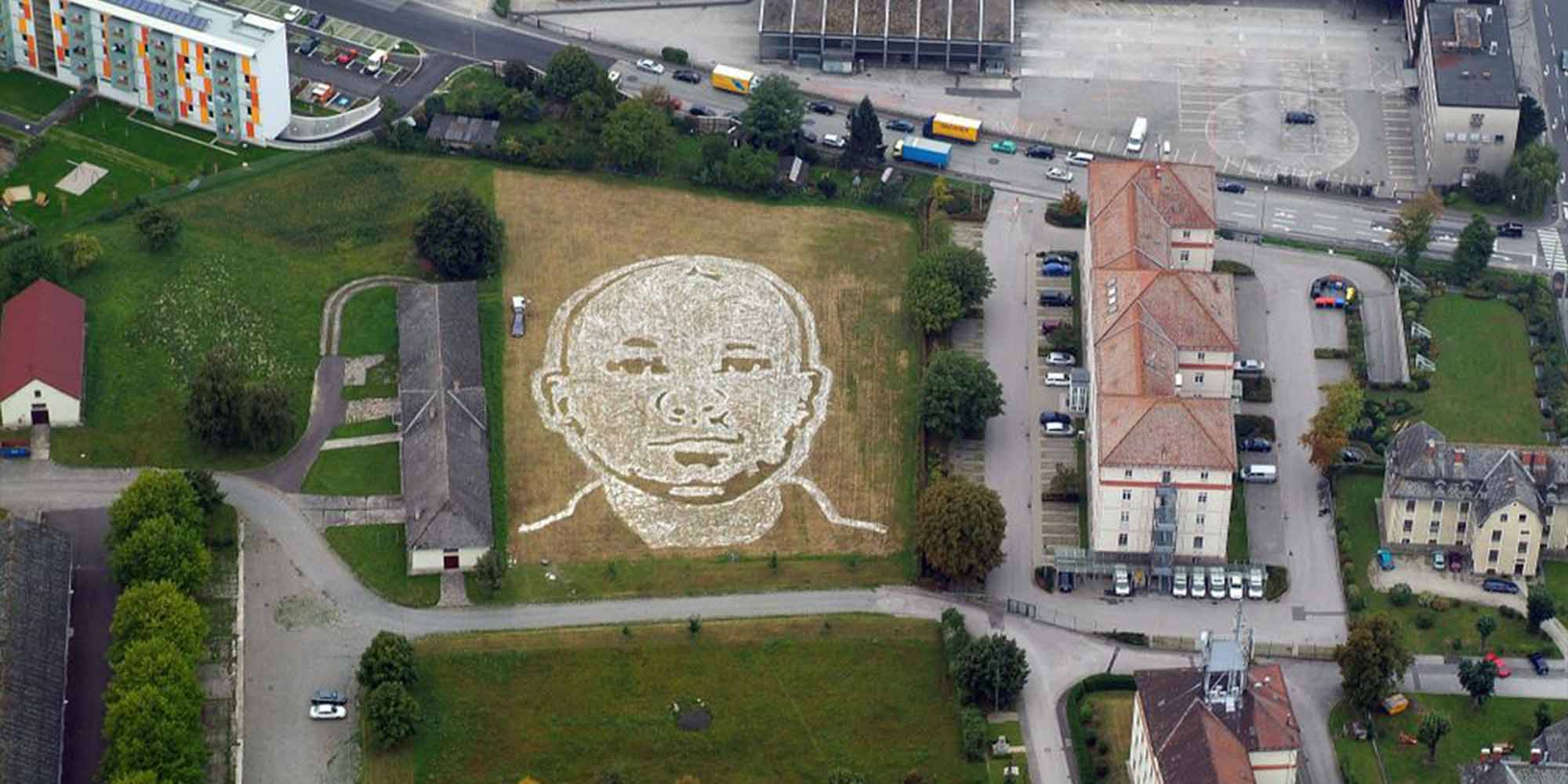 <strong>2007:</strong> All of Linz. 4400 high-resolution photos of the Linz city area are taken from the air - while the citizens arrange their messages and statements on the ground.