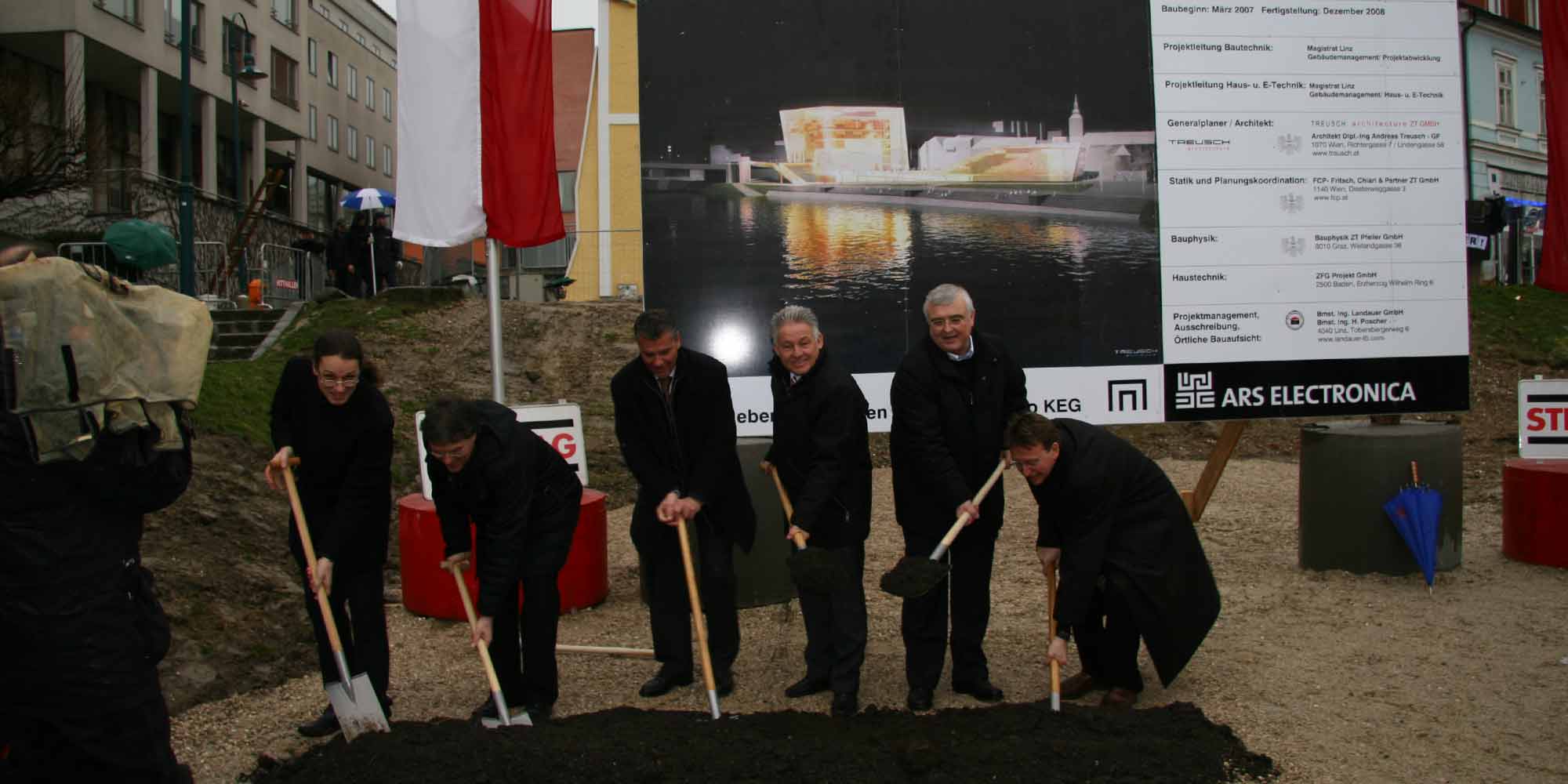 <strong>2007:</strong> Baustelle der Zukunft: Am 1. März 2007 findet der Spatenstich zum neuen Ars Electronica Center statt.