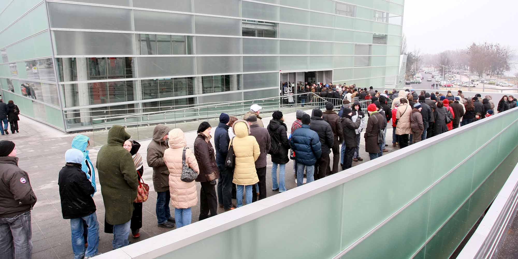 <strong>2009:</strong> Der Ansturm ist groß: 12.500 BesucherInnen strömten allein an den ersten drei Tagen ins neue Museum der Zukunft.