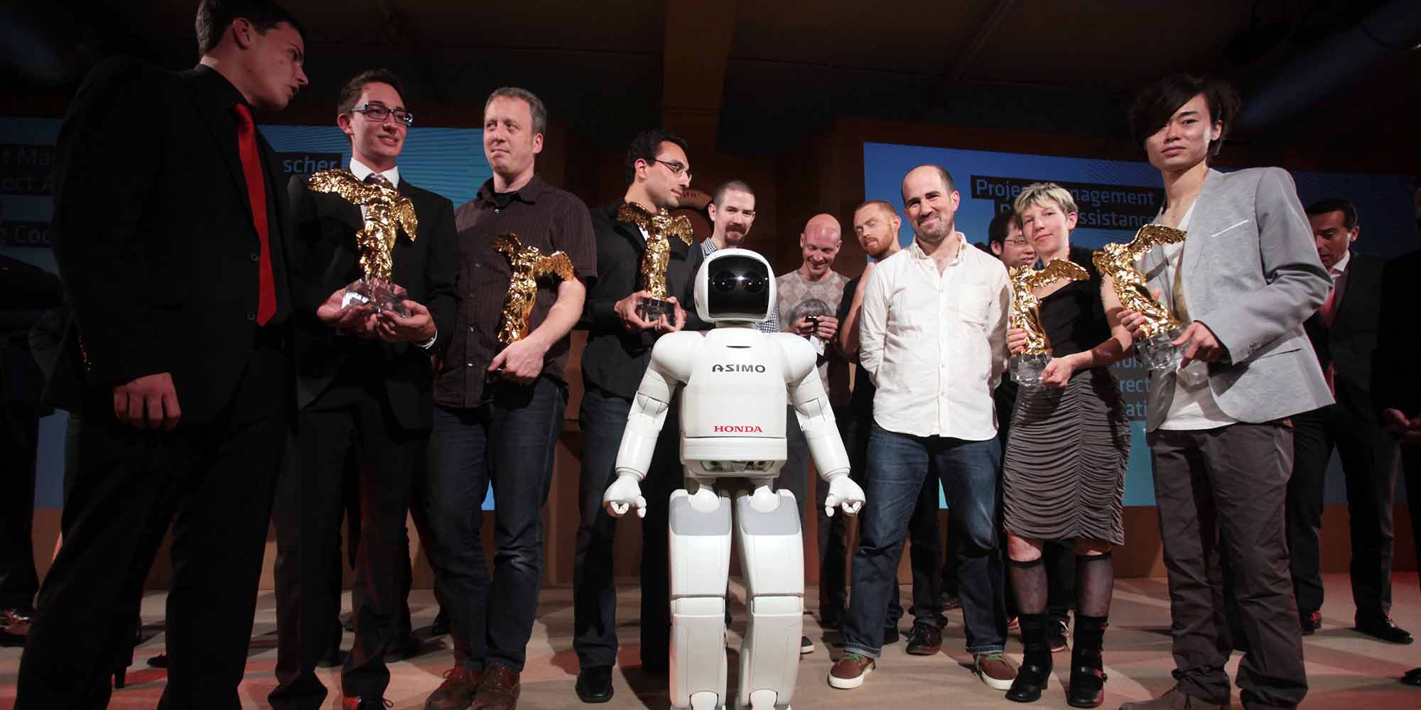 <strong>2010:</strong> At the Gala of the Prix Ars Electronica ASIMO presents the Golden Nicas.