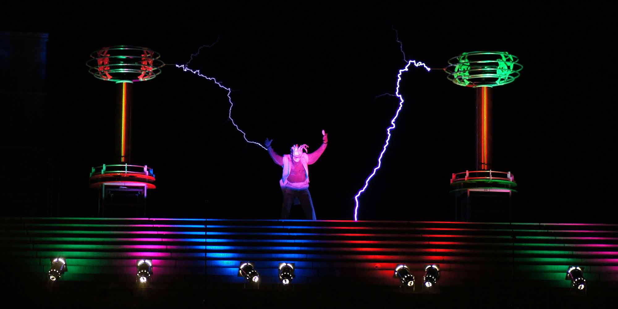 <strong>2011:</strong> Feuerbälle, Blitze, Musik und Tanz – das Tesla Orchestra (US) steht für großen und spektakulären Zirkus.