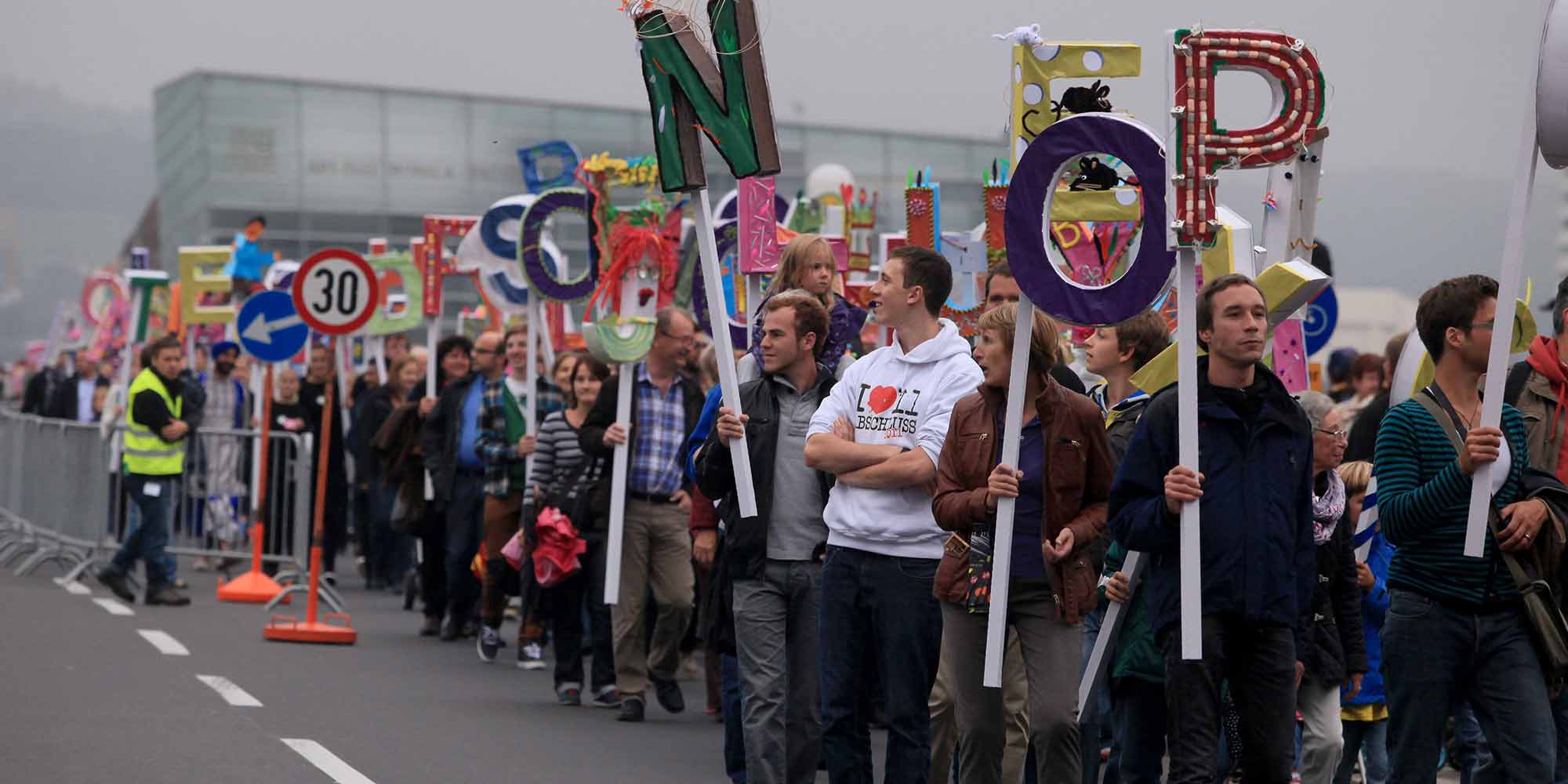 <strong>2012:</strong> Tausende Leuchtbuchstaben, singende Blitze und der erste autonome (Leucht-) Drohnenschwarm der Welt – das ist die „Wolke im Netz“.