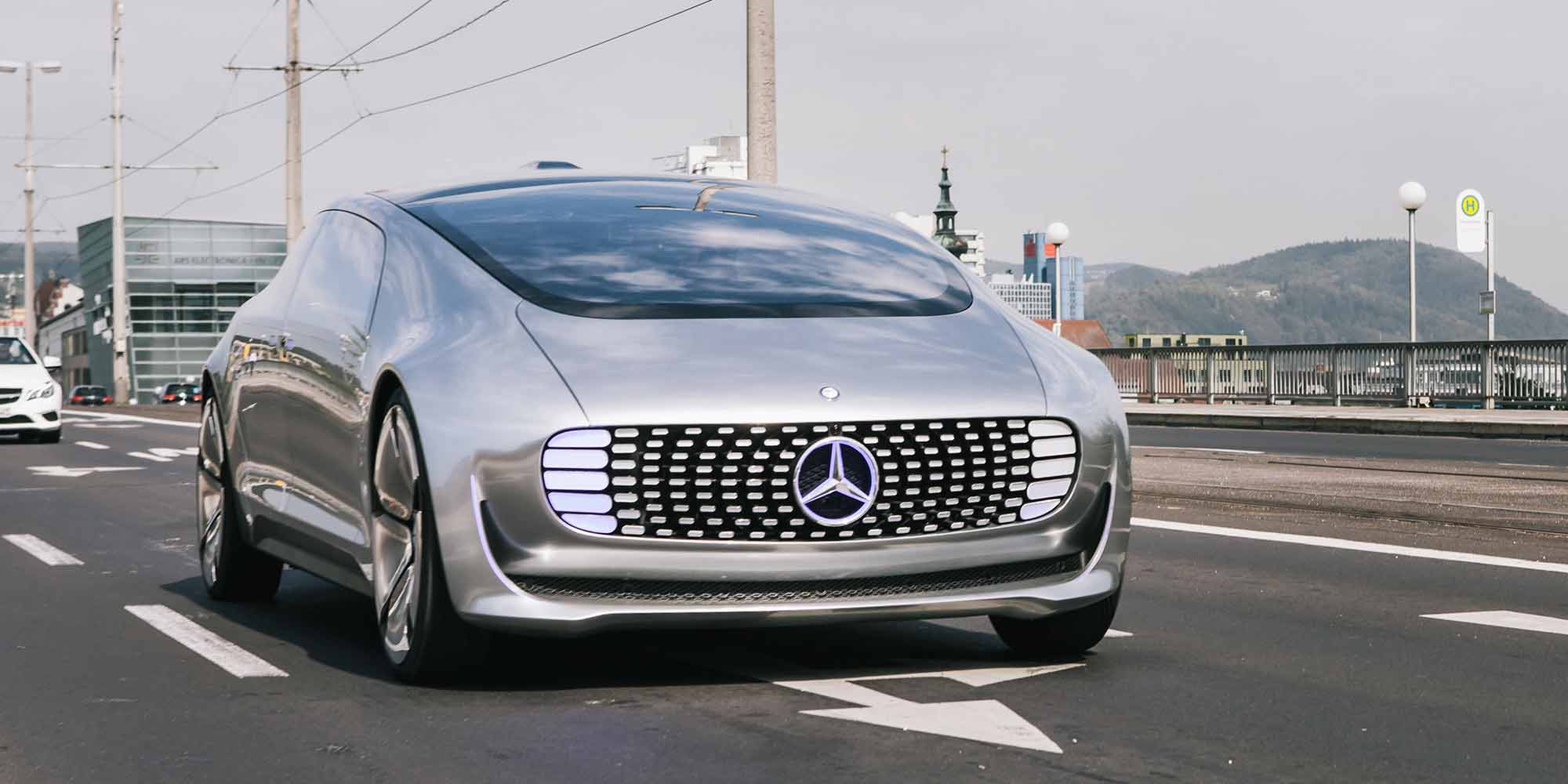 <strong>2015:</strong> Erste Rundfahrt auf europäischem Boden: Daimlers Conceptcar, der „Mercedes-Benz F 015“, macht Station in Linz.