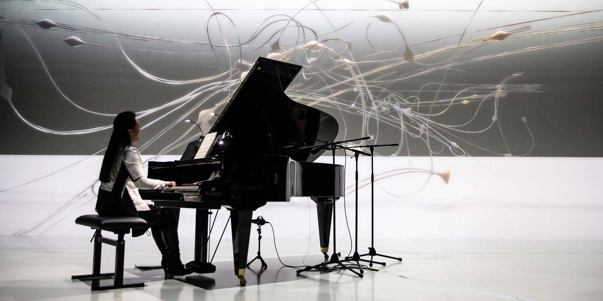 <strong>2020:</strong> Die Pianistin Maki Namekawa im Deep Space 8K, untermalt mit Visualisierungen von Cori O