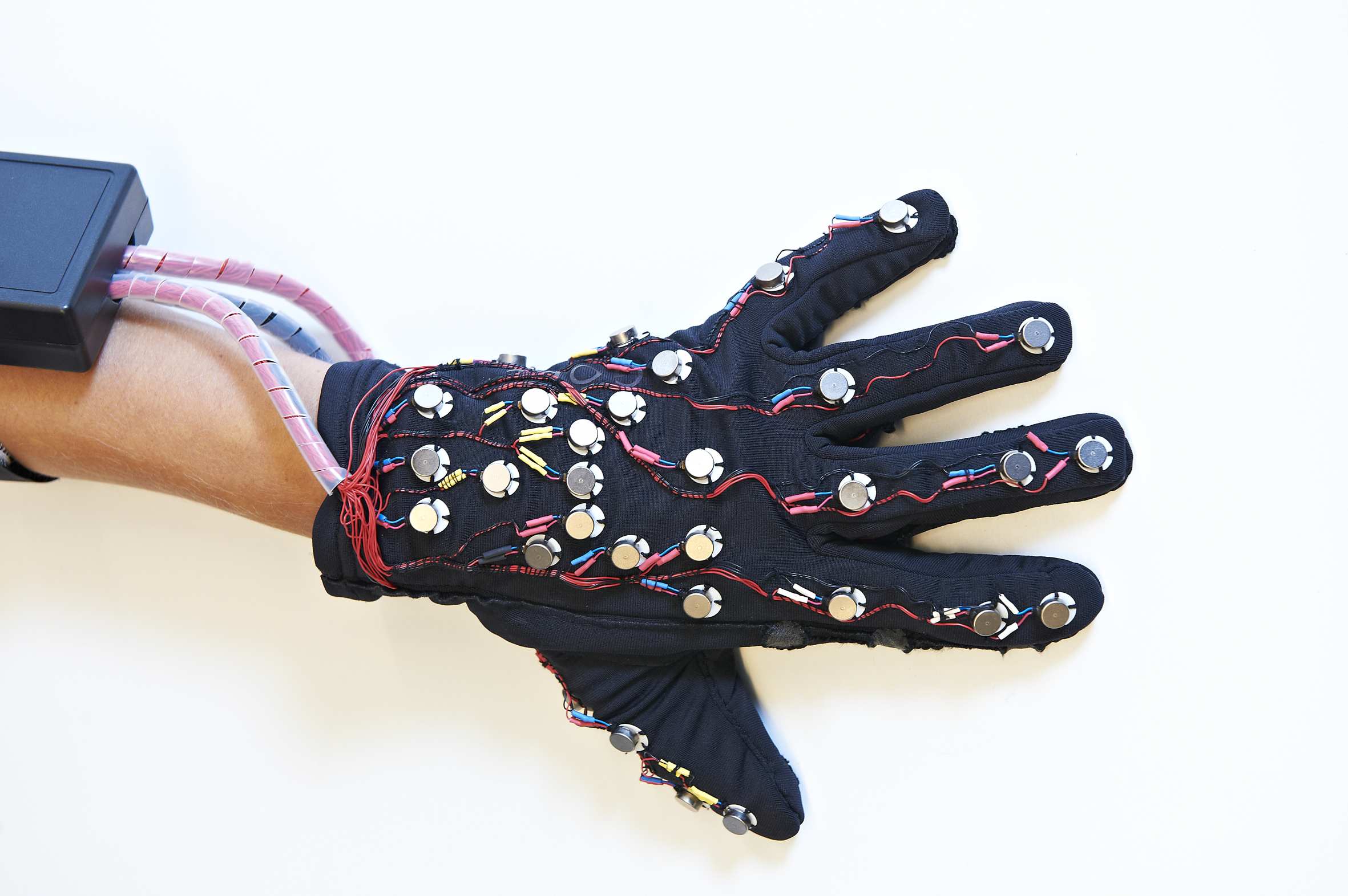 Самодельная перчатка. Перчатки электрошокер. Креативные перчатки. Перчатка для слепых. Перчатка для дизайнера.