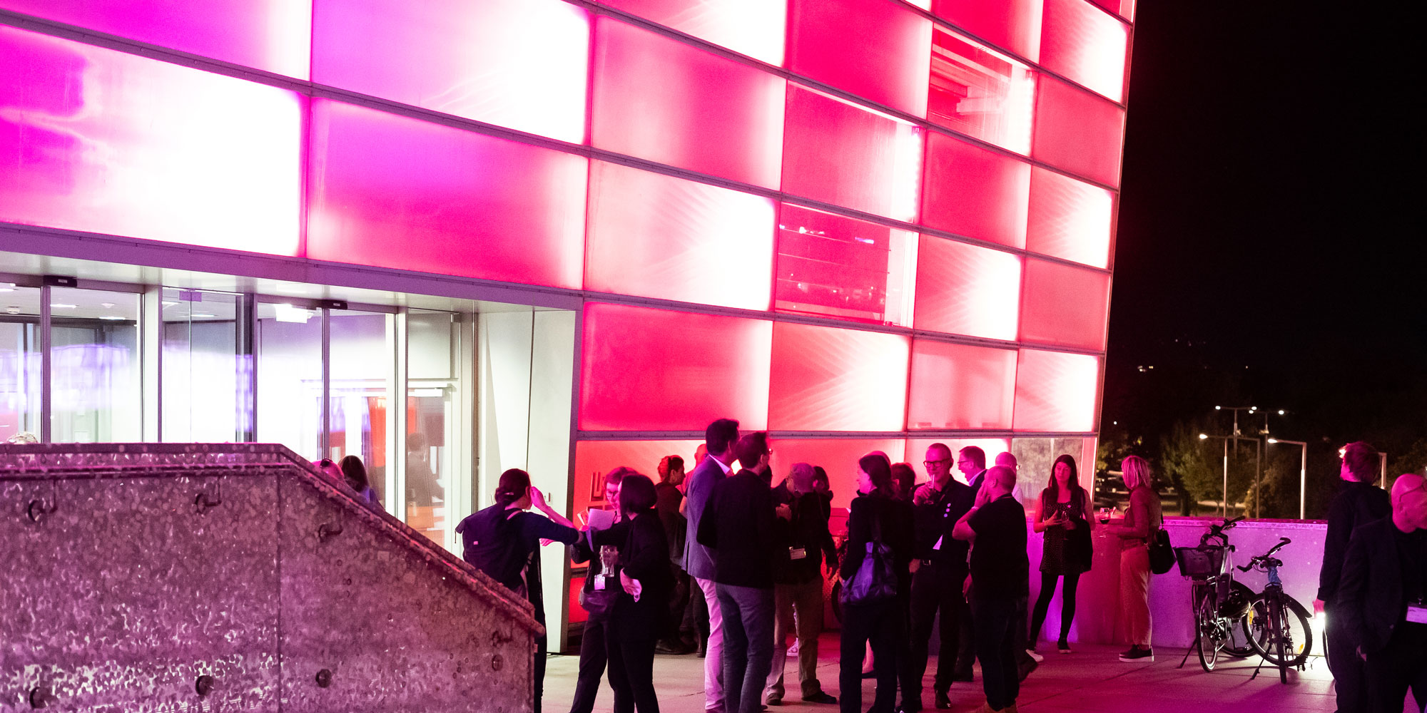 Futurelab Day, Night Performances: Zahlreiche Gäste – Freund*innen, Partner*innen und (ehemalige) Mitarbeiter*innen der Ars Electronica – feierten zusammen mit dem Team des Ars Electronica Futurelab diesen ganz besonderen Tag.