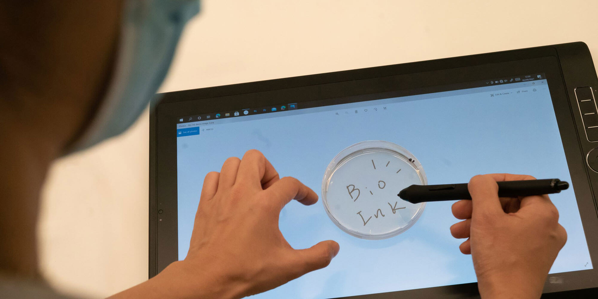 A highly sensitive Wacom tablet makes the characters visible to the naked eye but can also store them digitally. Everything else is taken care of by biological processes from the realm of nature: the living microorganisms expand the human-designed messages into an amazing natural spectacle.