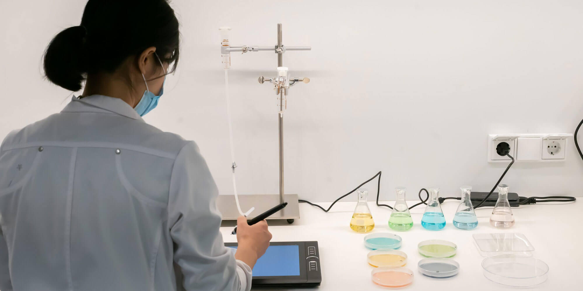 Im Bio Lab des Ars Electronica Center konnten Besucher*innen ihre Faszination für den Mikrokosmos entdecken und das Zusammenspiel zwischen Natur und Technologie persönlich erleben, indem sie lebendiger Tinte beim Wachsen zusahen (Bio Ink Experience).