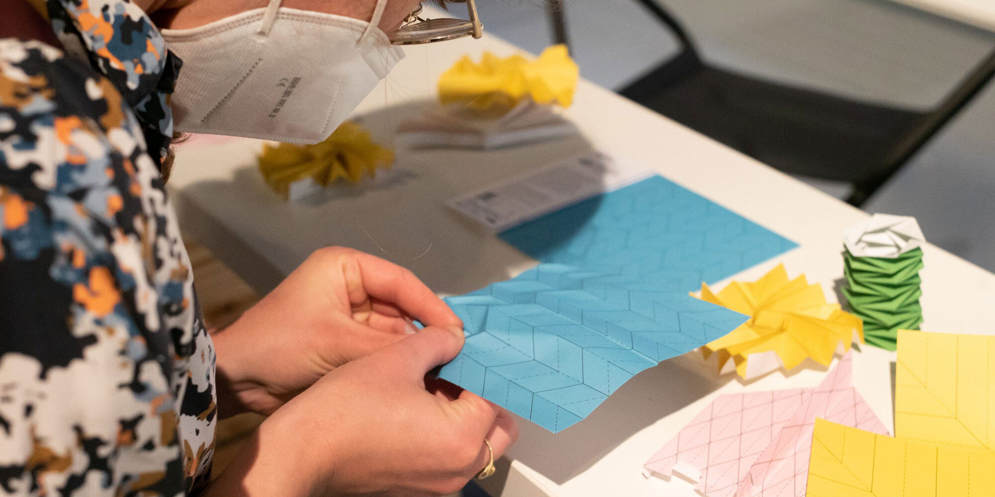 Wie funktioniert robotisches Origami? Besucher*innen der Ausstellung Alchemists of the Future können sich an komplexen Strukturen selbst versuchen und so in die Oribot-Forschung eintauchen.