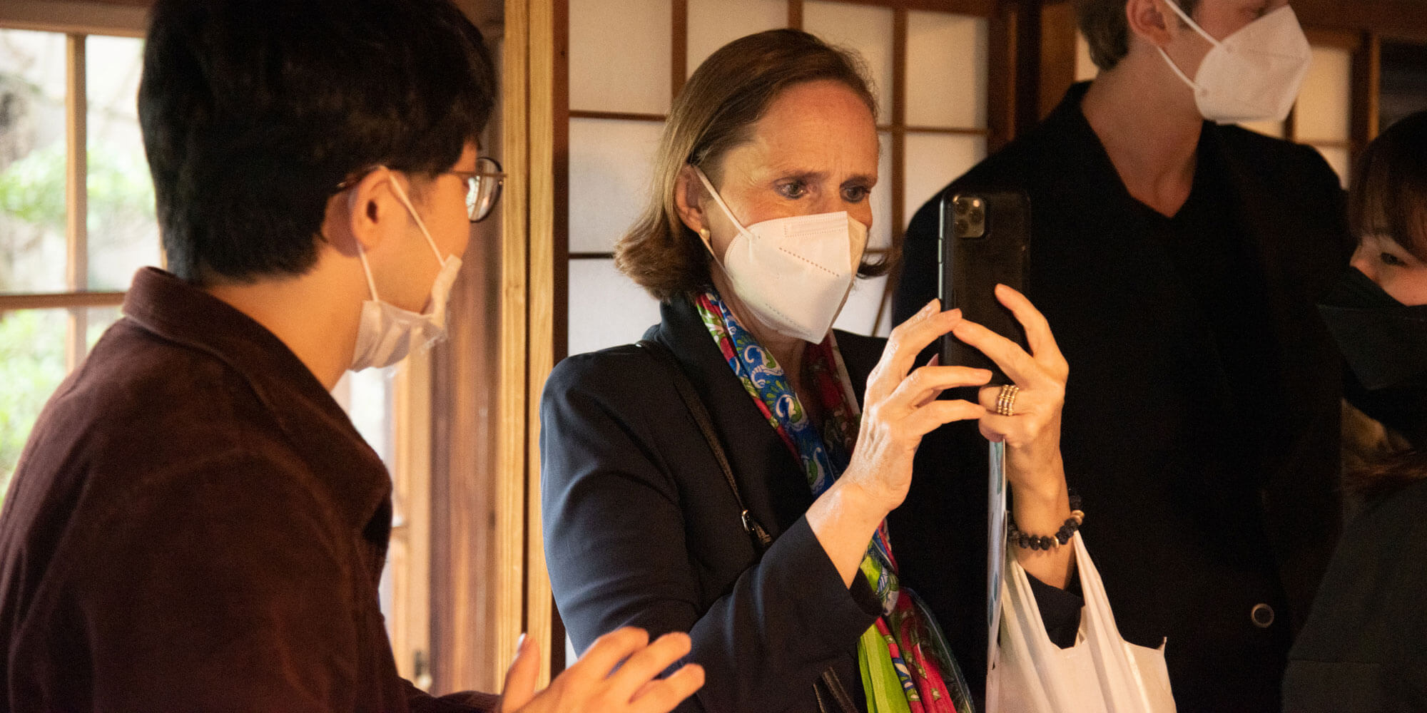 Dr. Elisabeth Bertagnoli, österreichische Botschafterin in Japan, besuchte das Festival und unterhielt sich mit den Künstlern und den lokalen Kreativen, die an bürgergeführten Projekten arbeiten.