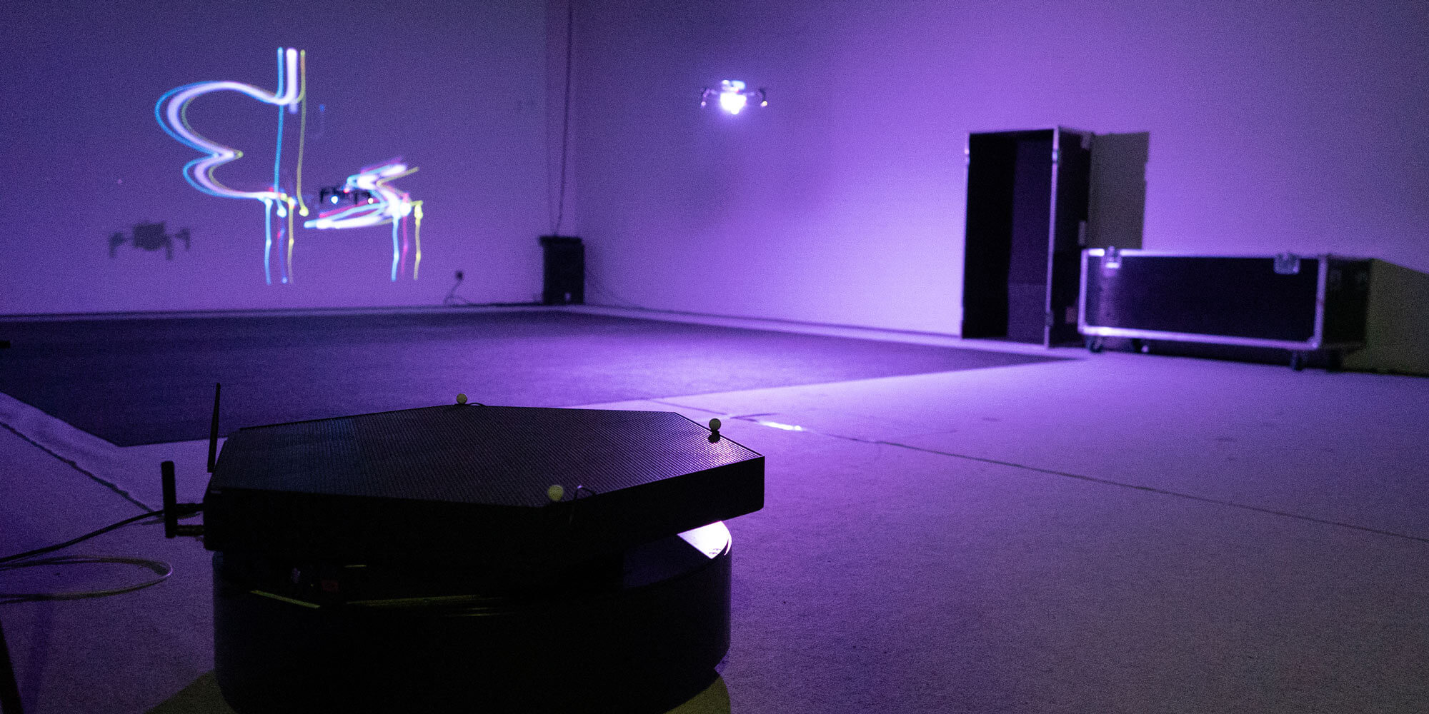Drohnen, die zu einer digitalen Leinwand verschmelzen oder mit Licht malen: Ein Workshop des Ars Electronica Futurelab im Rahmen der Gigabit Academy zeigte die Kunst der Schwarm-Robotik.