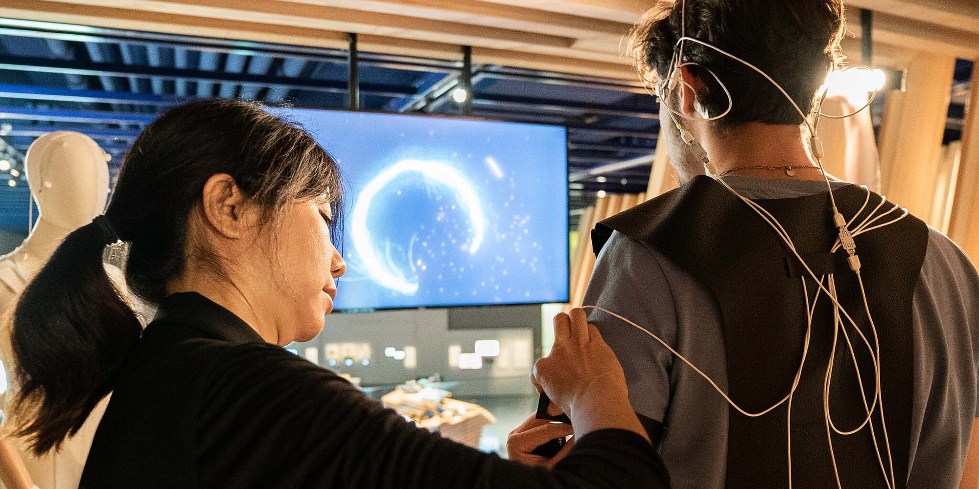 Futurelab Day visitors were also able to test Life Ink, a brand-new project by the Ars Electronica Futurelab in collaboration with technology company Wacom. For Life Ink, the Lab developed a wearable system for visualizing brain waves and body signals that makes the wearer