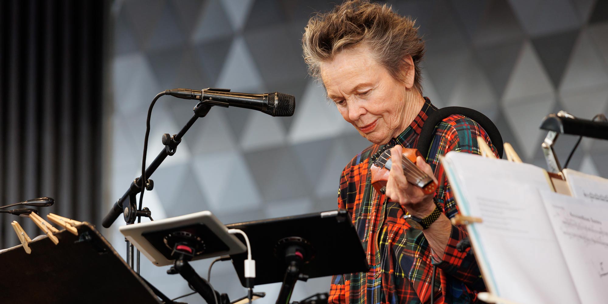 Laurie Anderson in Concert / Songs for Amelia Earhart Laurie Anderson (US), Filharmonie Brno (CZ), Dennis Russell Davies (US/AT), Rubin Kodheli (US)