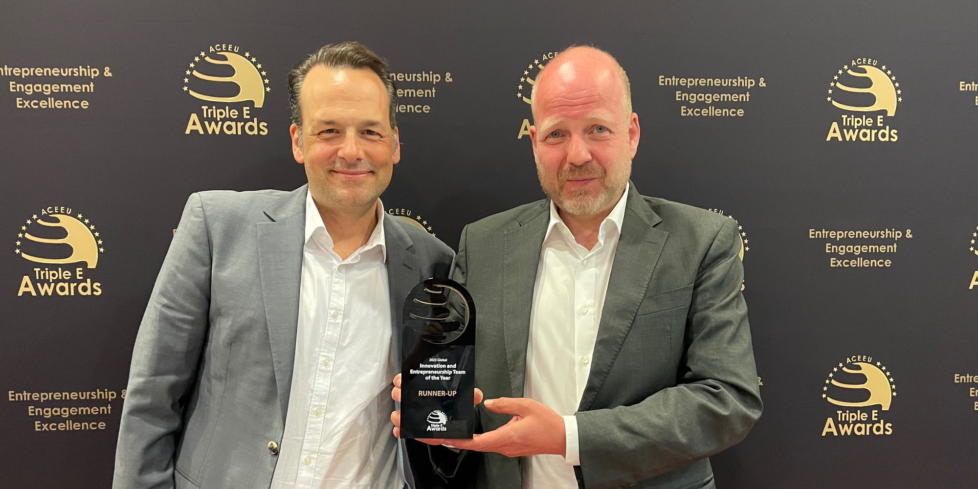 Roland Haring (Ars Electronica Futurelab) & Klaus Engel (Siemens Healthineers) nahmen die Auszeichnung der Triple E Awards in Barcelona entgegen.