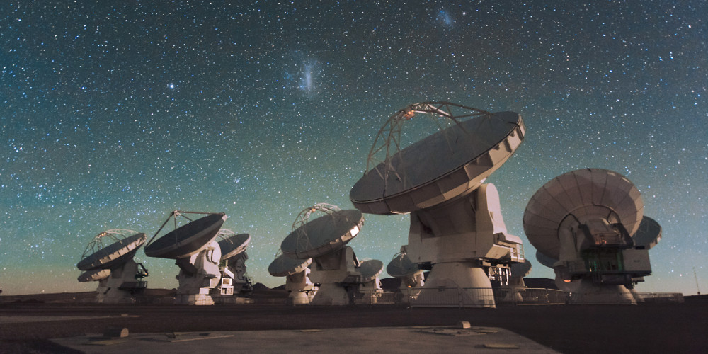 Das nächtliche ALMA unter den Magellanschen Wolken. (Credits: ESO/C. Malin)