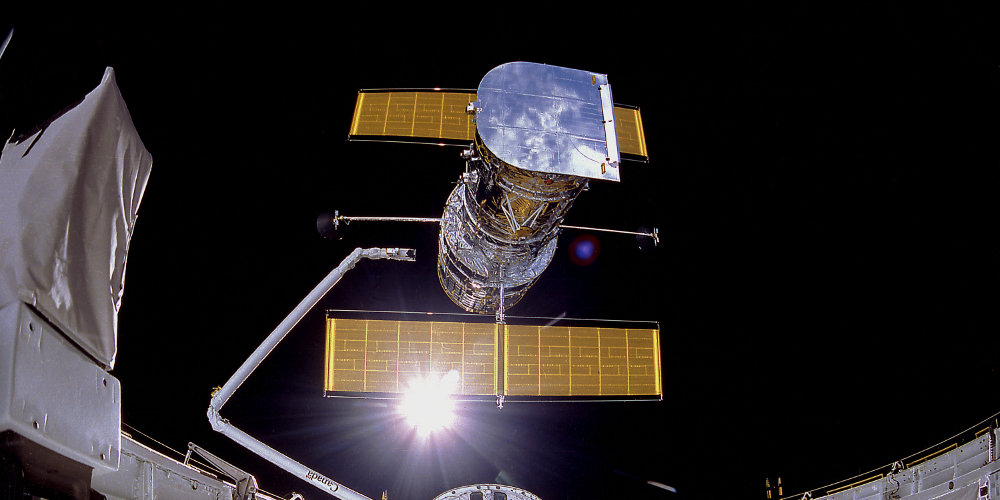 Das Hubble Teleskop bei seiner Installation. (Credits: NASA)