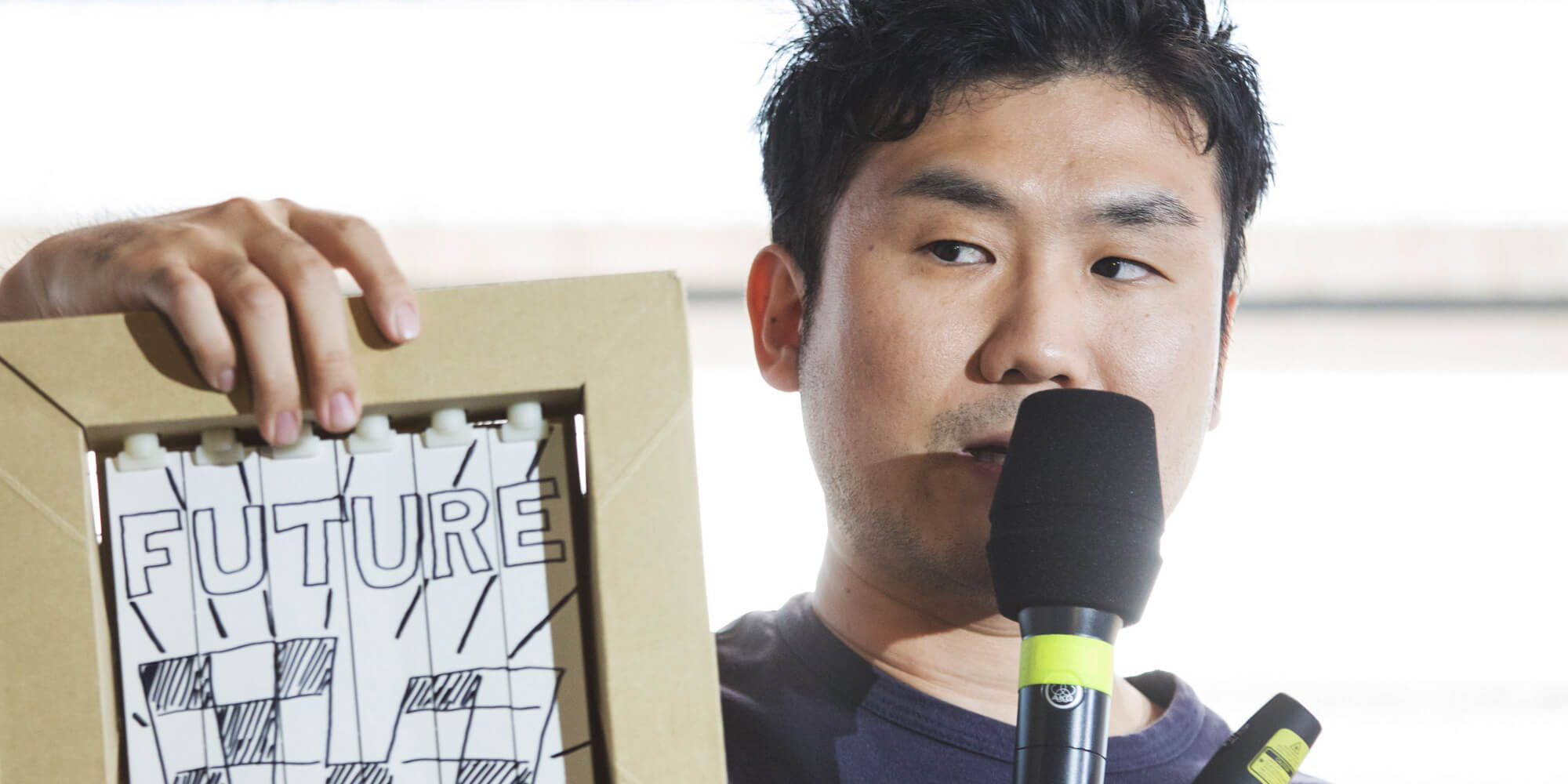 Pixelspaces 2013 – Hideaki Ogawa präsentiert SWITCH, eine Steuereinheit in Form eines flachen Displays, das aus organischen Materialien hergestellt ist.