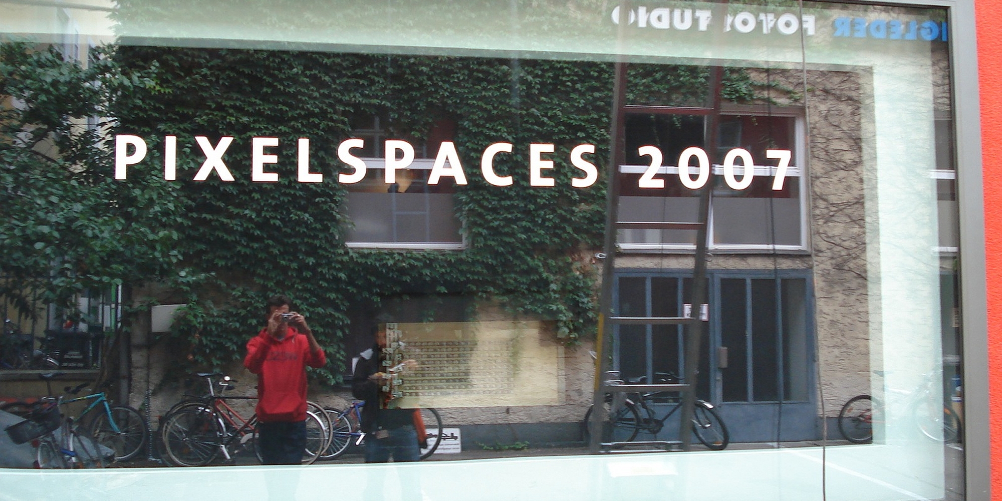 Pixelspaces 2007 – Onfield Im Jahr 2007 diskutierte Pixelspaces die Funktionen virtueller Gemeinschaften und mögliche Wege, diese in die physische Realität zu übertragen.