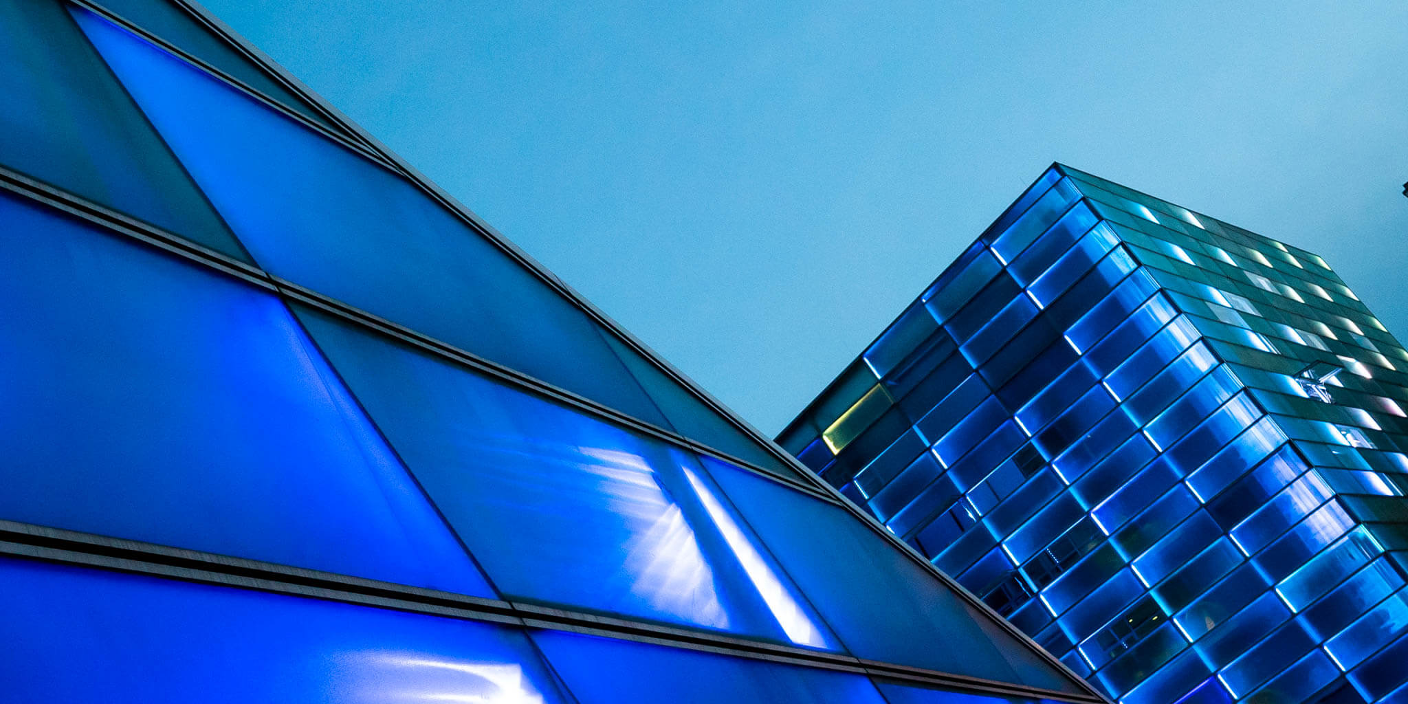 Play the façade! Die 5.100 Quadratmeter Ars Electronica-Fassade sind ein Medium für sich: Verbinden Sie sich über Wifi mit dem Gebäude, um die 38.500 LEDs audiovisuell zu gestalten und Ihre Lieblingsmusik über das Audiosystem abzuspielen.