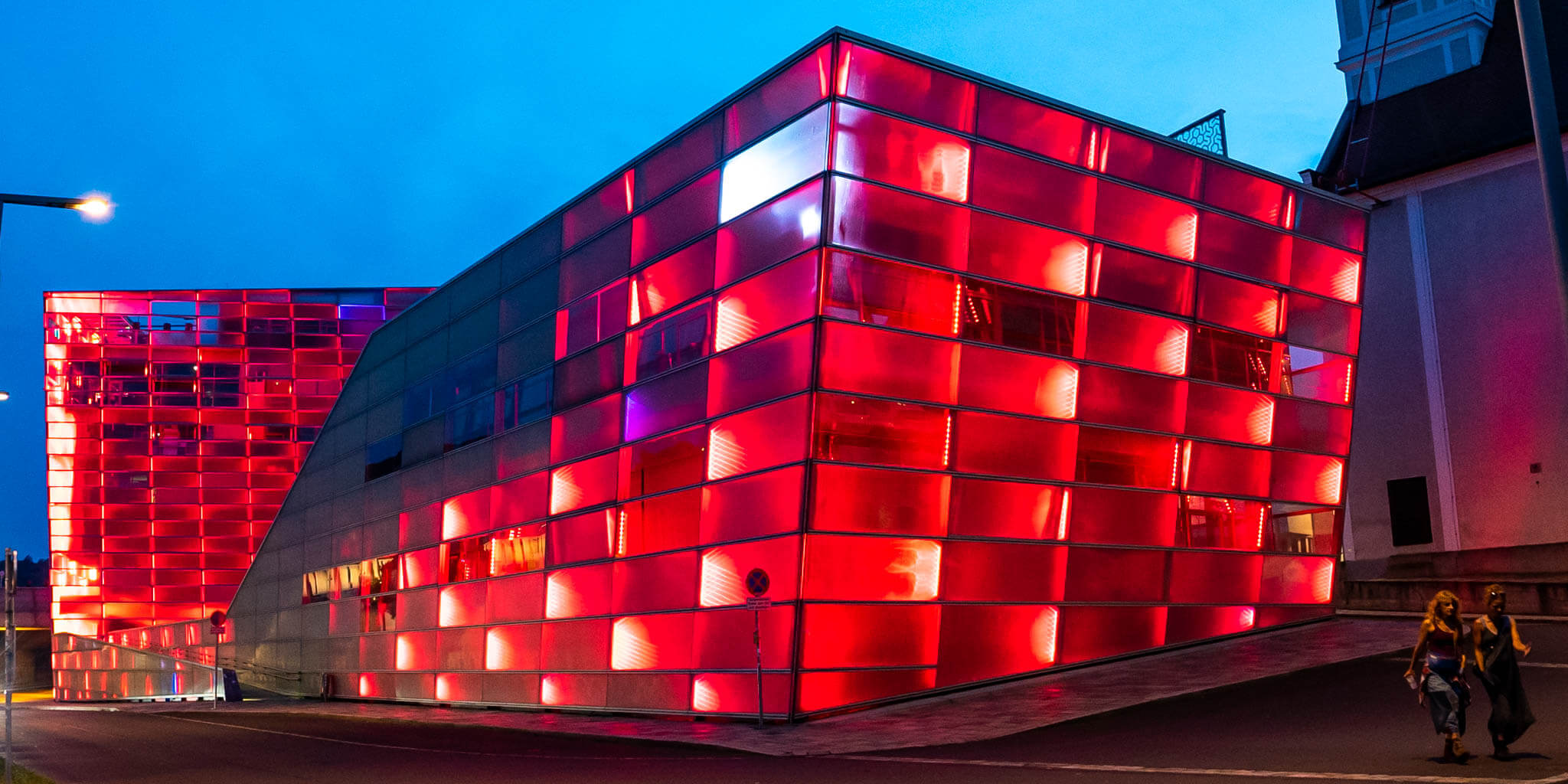 Play the façade! Die 5.100 Quadratmeter Ars Electronica-Fassade sind ein Medium für sich: Verbinden Sie sich über Wifi mit dem Gebäude, um die 38.500 LEDs audiovisuell zu gestalten und Ihre Lieblingsmusik über das Audiosystem abzuspielen.