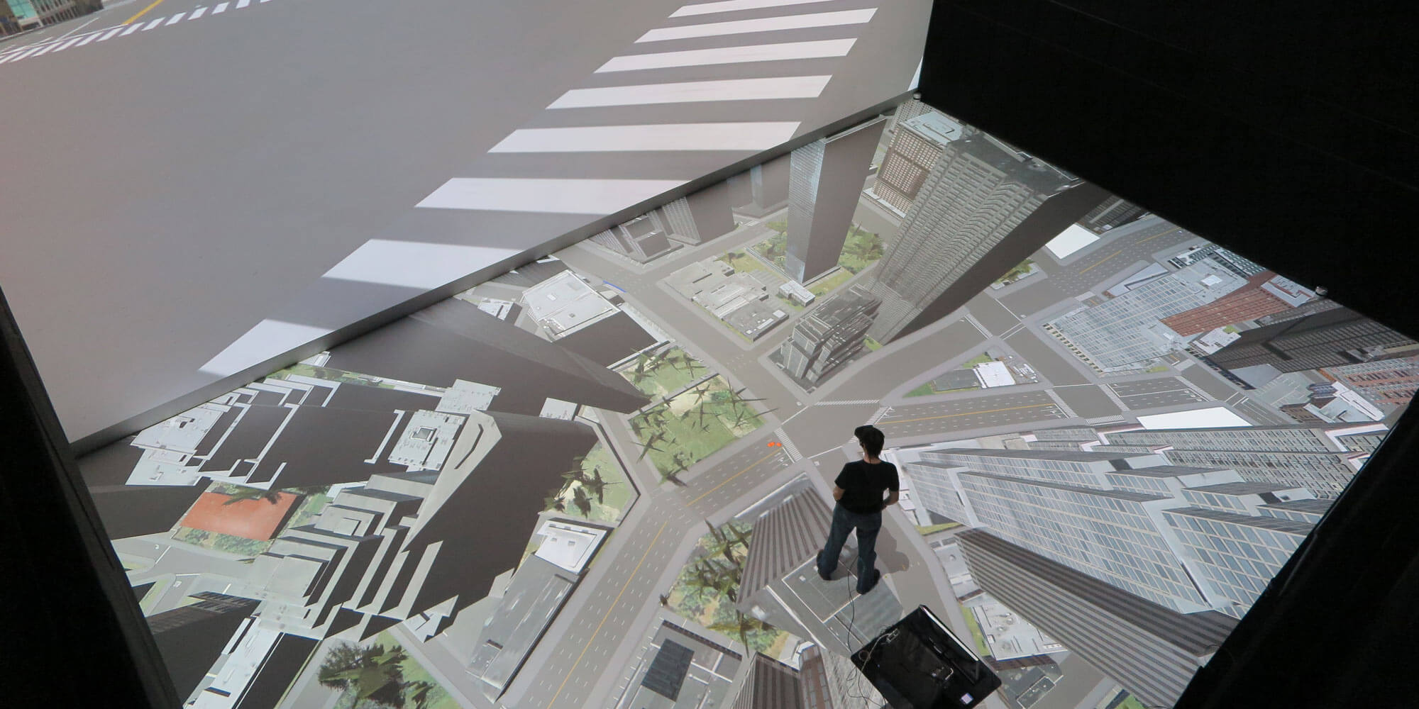 Deep Space 8K als interaktives VR-Forschungslabor: Mit interaktiven Wand- und Bodenprojektion können Testpersonen aus unterschiedlichen Perspektiven in die Simulation eintauchen.